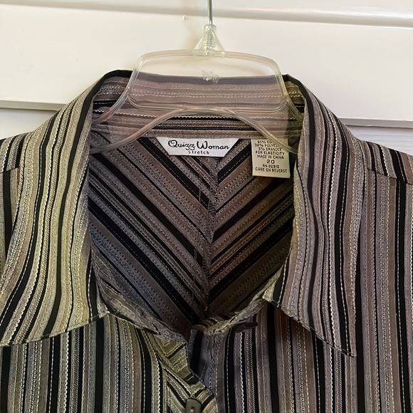 Flattering Button Down Blouse - Picture 5 of 8